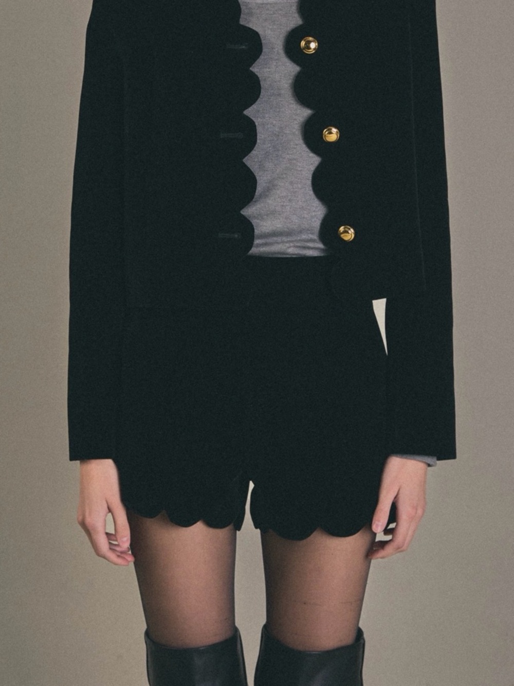 High-Waist Scallop Velvet Shorts - Black